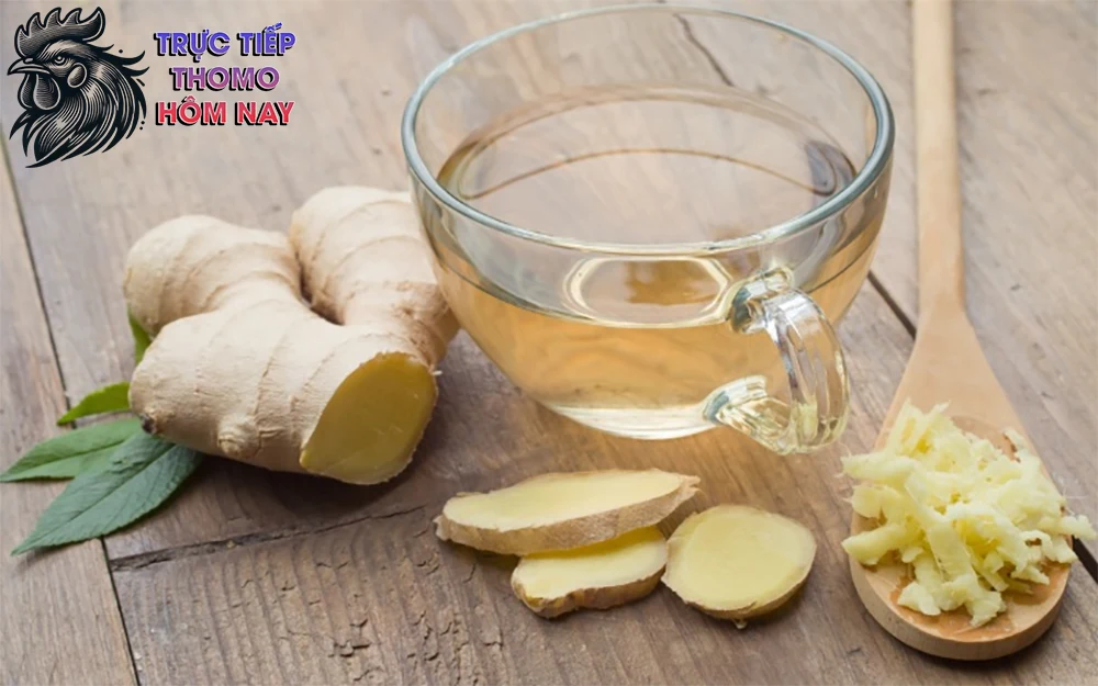 Đun sôi khoảng 5-6 lít nước, rồi cho gừng đã cắt vào.